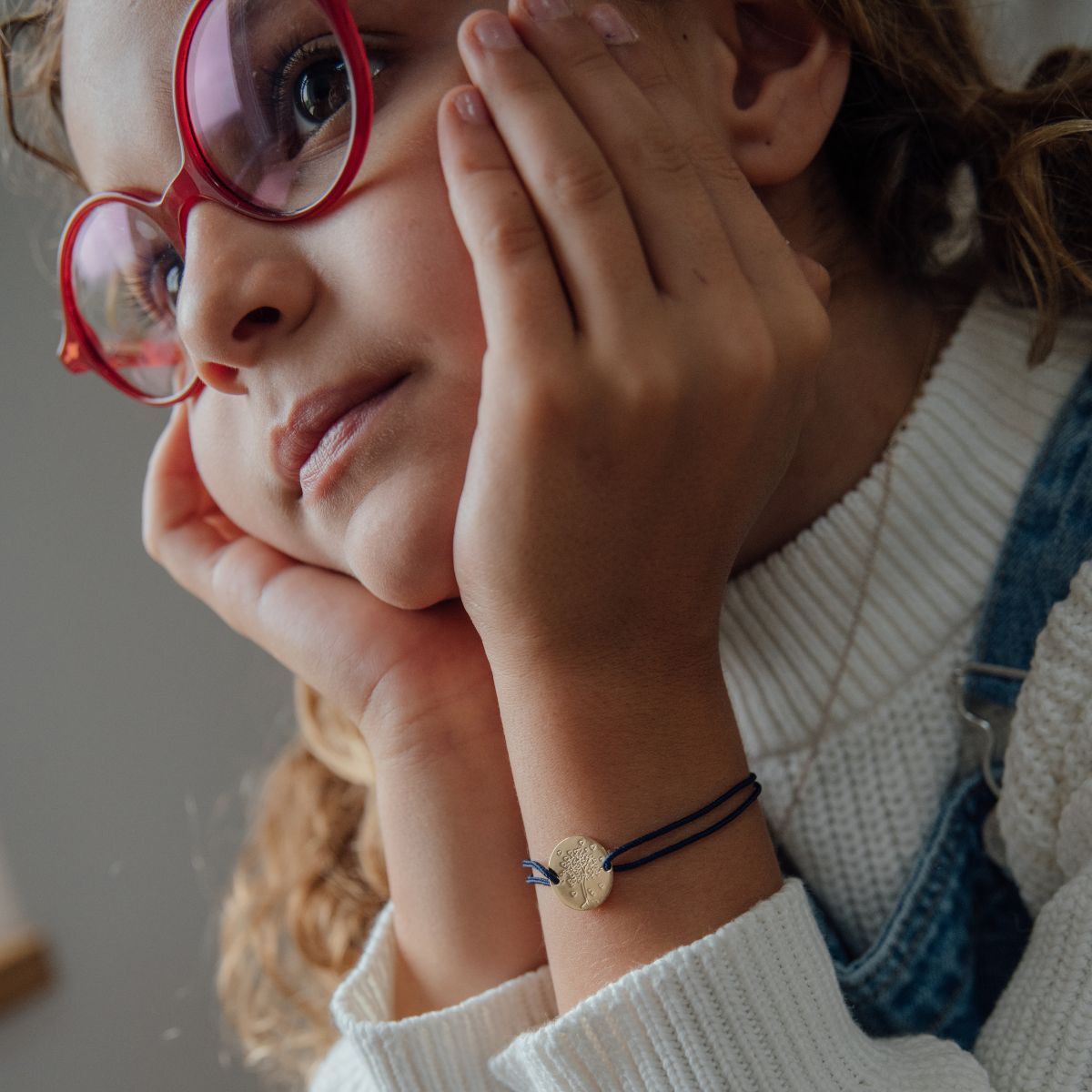 Un bracelet sur cordon