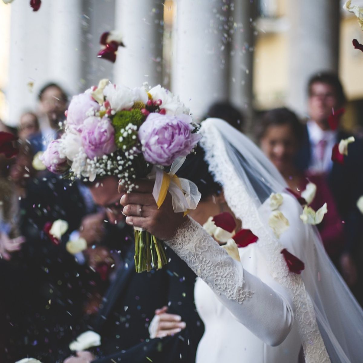 Choisir un bijou symbolique pour un cadeau de mariage